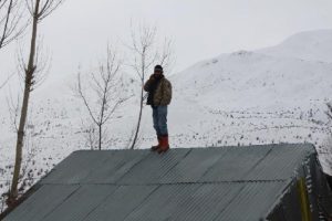 Telefon ile konuşmak i&ccedil;in ya minareye ya &ccedil;atılara &ccedil;ıkıyorlar