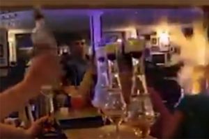 Barmenin alev şovu kadını &ouml;ld&uuml;r&uuml;yordu