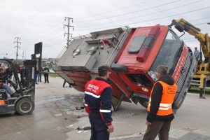 Bursa'da yangına giden itfaiye kaza yaptı! 3 itfaiye eri yaralandı!