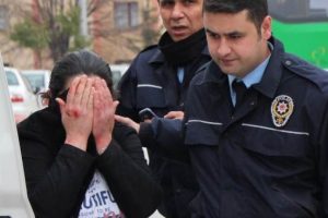 Kıskan&ccedil;lık gen&ccedil; kadını &ccedil;ileden &ccedil;ıkardı! Maket bı&ccedil;ağı ile saldırdı!