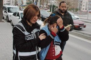 Evde hırsızlık yapan iki kadına su&ccedil;&uuml;st&uuml;