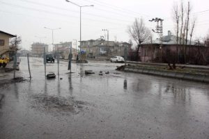 6 yıldan bu yana mahkeme kararıyla kapalı olan yol ulaşıma a&ccedil;ılıyor