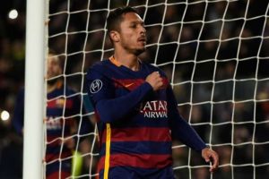 Barcelona, Adriano'nun s&ouml;zleşmesini uzattı