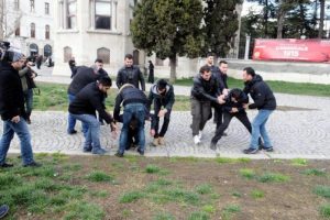 Beyazıt Meydanı'nda g&ouml;zaltı hareketliliği