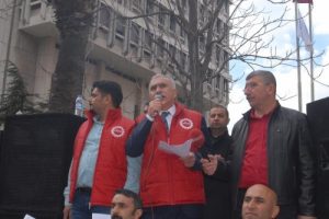 DİSK &uuml;yelerinden, hem ter&ouml;r hem de kıdem tazminatı protestosu