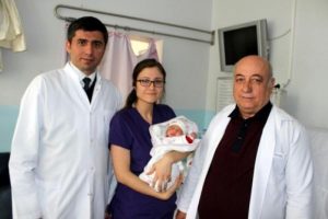 2 g&uuml;nl&uuml;k kız bebek cami avlusuna bırakıldı