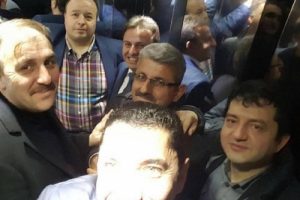 AK Partili milletvekili asans&ouml;rde mahsur kaldı, selfie &ccedil;ekti