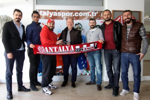 Antalyaspor taraftarı G&uuml;ltekin Gencer'e &ccedil;orap hediye etti