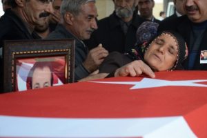 Şehit cenazesinde K&uuml;rt&ccedil;e ağıtlar yakıldı