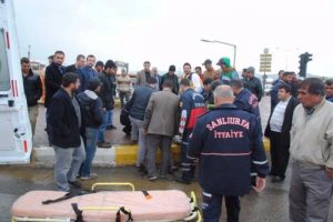 Şanlıurfa'da otomobil ile hafif ticari ara&ccedil; &ccedil;arpıştı: 4 yaralı