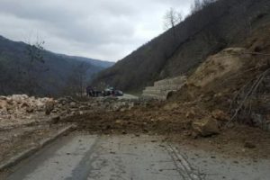 Toprak kayması nedeniyle Kosova-Makedonya yolu kapandı