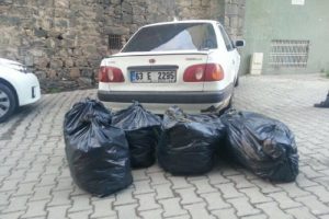 Otomobildeki 61 kilo esrara 2 g&ouml;zaltı