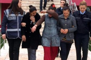 Kapı zillerine basıp evleri kontrol eden 3 kadına g&ouml;zaltı