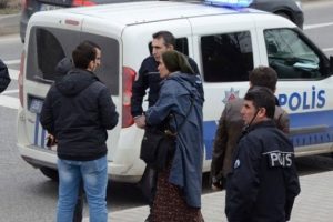 Ş&uuml;pheli otostop&ccedil;u kadın, polis ekiplerini alarma ge&ccedil;irdi