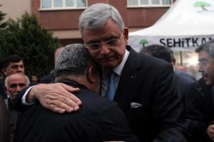Bakan Bozkır y&uuml;reği yanan babanın acısına ortak oldu