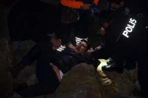 Dengesini kaybeden gen&ccedil; kayalıklara d&uuml;şt&uuml;