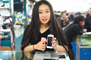 &Ccedil;inliler iPhone SE'nin '&ccedil;akması'nı 200 TL'ye satıyor