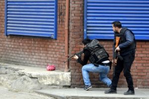 Asker ve polis Bağlar'a girdi