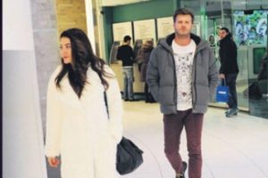 Yeni evli &ccedil;ift alışverişe bir saat ayırdı...