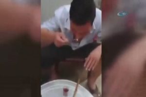 Balıkları canlı canlı yediler!