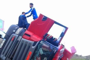 TIR'ın şof&ouml;r&uuml;n&uuml;, sıkıştığı yerden diğer ara&ccedil; s&uuml;r&uuml;c&uuml;leri &ccedil;ıkardı