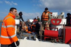 Ege'de 50 g&ouml;&ccedil;meni taşıyan bot battı