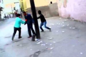 Polisi g&ouml;r&uuml;nce uyuşturucu ve paraları atıp ka&ccedil;tılar