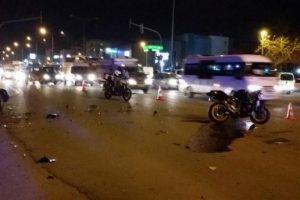 Otomobil &ccedil;arpan motosikletin s&uuml;r&uuml;c&uuml;s&uuml; &ouml;ld&uuml;