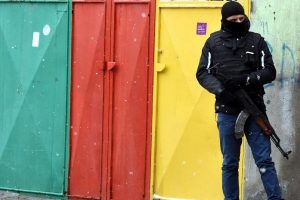 Van'da 32 adrese PKK operasyonu: 19 g&ouml;zaltı