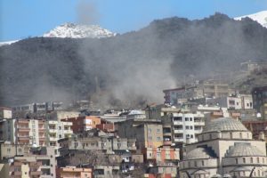 Barikat ve patlatıcılar bir bir imha ediliyor