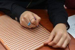 Bursa Nil&uuml;fer'de Braille alfabesi kursu