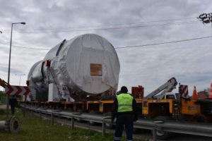 480 tonluk gaz trib&uuml;n&uuml;, 240 tekerli &ccedil;ekiciyle taşınıyor