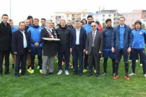 Manisasporlu futbolculara 'Şampiyonluk ruhunda' pastası