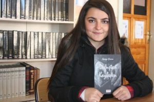 Liseli Gamze g&ouml;rmediği babasına i&ccedil;in kitap yazdı