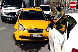Taksi ile otomobil &ccedil;arpıştı: 3 yaralı