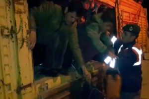 &Ccedil;anakkale'de kamyon kasasında 95 sığınmacı