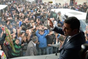 Demirtaş: &Uuml;lkenin tek k&ouml;pr&uuml;s&uuml; HDP'dir
