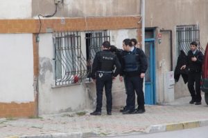 İstanbul'da cinnet getiren koca korku sa&ccedil;tı