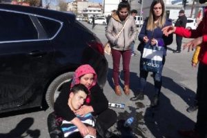 Kırmızı ışıkta bekleyen araca &ccedil;arpan otomobilin s&uuml;r&uuml;c&uuml;s&uuml; şoke oldu