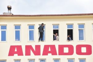 5'inci kattan atlayan &ouml;ğrenci başka bir &ouml;ğrencinin &uuml;zerine d&uuml;şt&uuml;