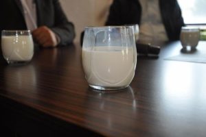 &Uuml;reticiye destek i&ccedil;in &ccedil;ay ve kahve yerine s&uuml;t i&ccedil;me &ccedil;ağrısı