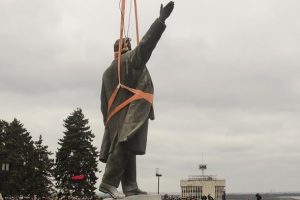 Ukrayna'nın en büyük Lenin heykeli söküldü