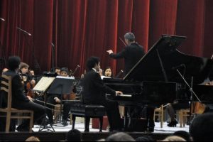 Bursa'da g&ouml;rev yapan piyanist &Uuml;naldı Kırgızistan'da konser verdi