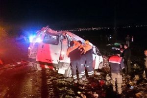 İş&ccedil;ileri taşıyan minib&uuml;s devrildi: 13 yaralı