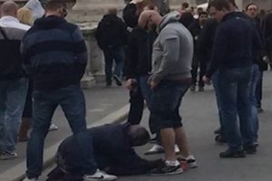 Roma sokaklarında insanlık dramı! Bu kez dilencinin &uuml;zerine işediler!