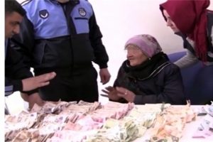 Dilencinin &uuml;zerinden &ccedil;ıkan para zabıtayı da şaşırttı