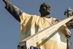 Ukrayna'nın en b&uuml;y&uuml;k 'Lenin'i ortadan kaldırıldı