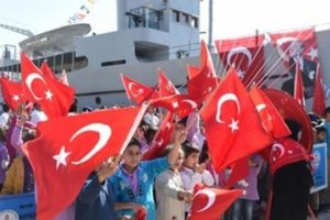 Kahraman gemiye ziyaret&ccedil;i akını
