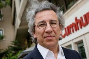 Can D&uuml;ndar Le Monde'a yazdı: 'Batı ilkelerini feda ediyor!'