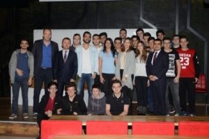 Bursasporlu basketbolcular Melih ve Onur &ouml;ğrencilerle buluştu